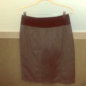 SALE ⬇️ pencil skirt; grey. Size 4